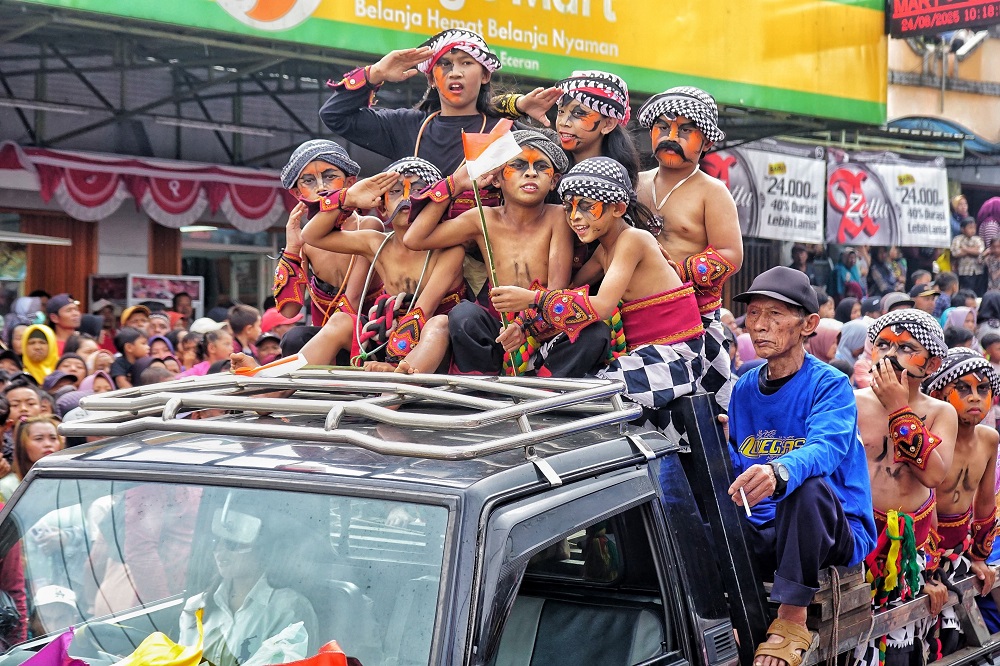 Kirab budaya dan karnaval yang diselenggarakan di Desa Kaponan, Kecamatan Pakis, Kabupaten Magelang, Minggu (24/8/2025)