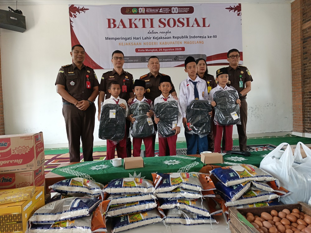 Kajari Kabupaten Magelang Zein Yusri Munggaran bersama jajarannya saat menyerahkan bantuan sembako dan peralatan sekolah di Panti Asuhan dan Ponpes Daarul Hikmah Muhammadiyah.