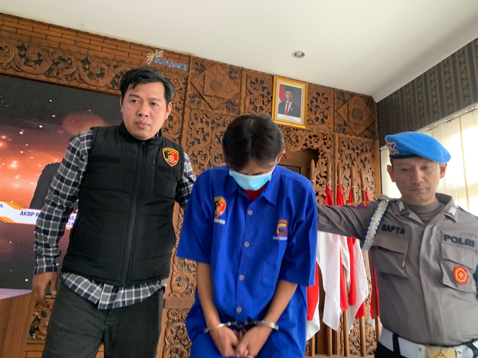 Satreskrim Polres Temanggung menangkap pencuri HP dan alat pemotong di Desa Bandunggede, Kedu, Temanggung.