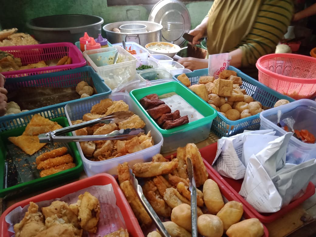 Aneka menu yang dijual di Mie Kopyok Mak Rom