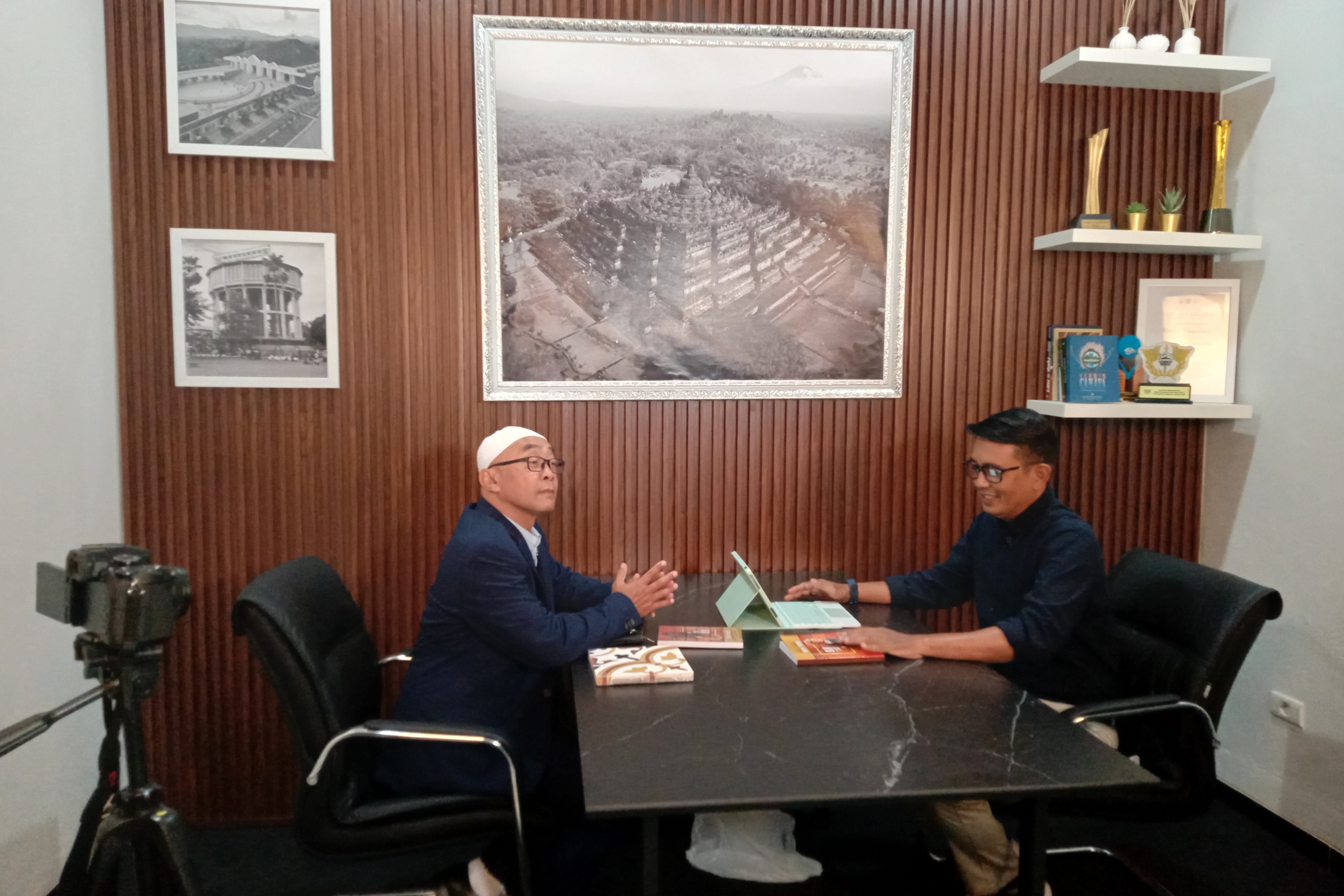 Sesi Talk Show Winarno dengan presenter Jawa Pos TV di Studio Jawa Pos Radar Magelang (26/08/2025