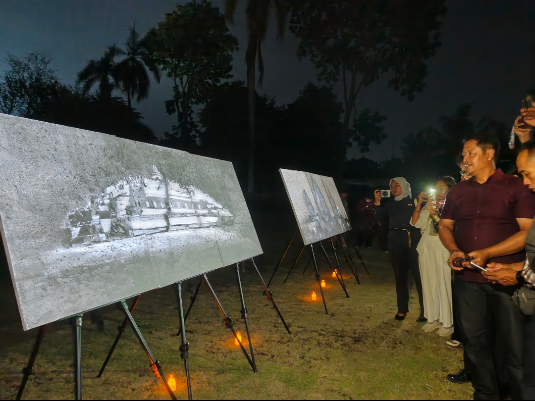 Karya pelukis asal Portugal Nelson Ferreira, Candi Borobudur Magelang yang hanya bisa dilihat dengan cahaya lampu.