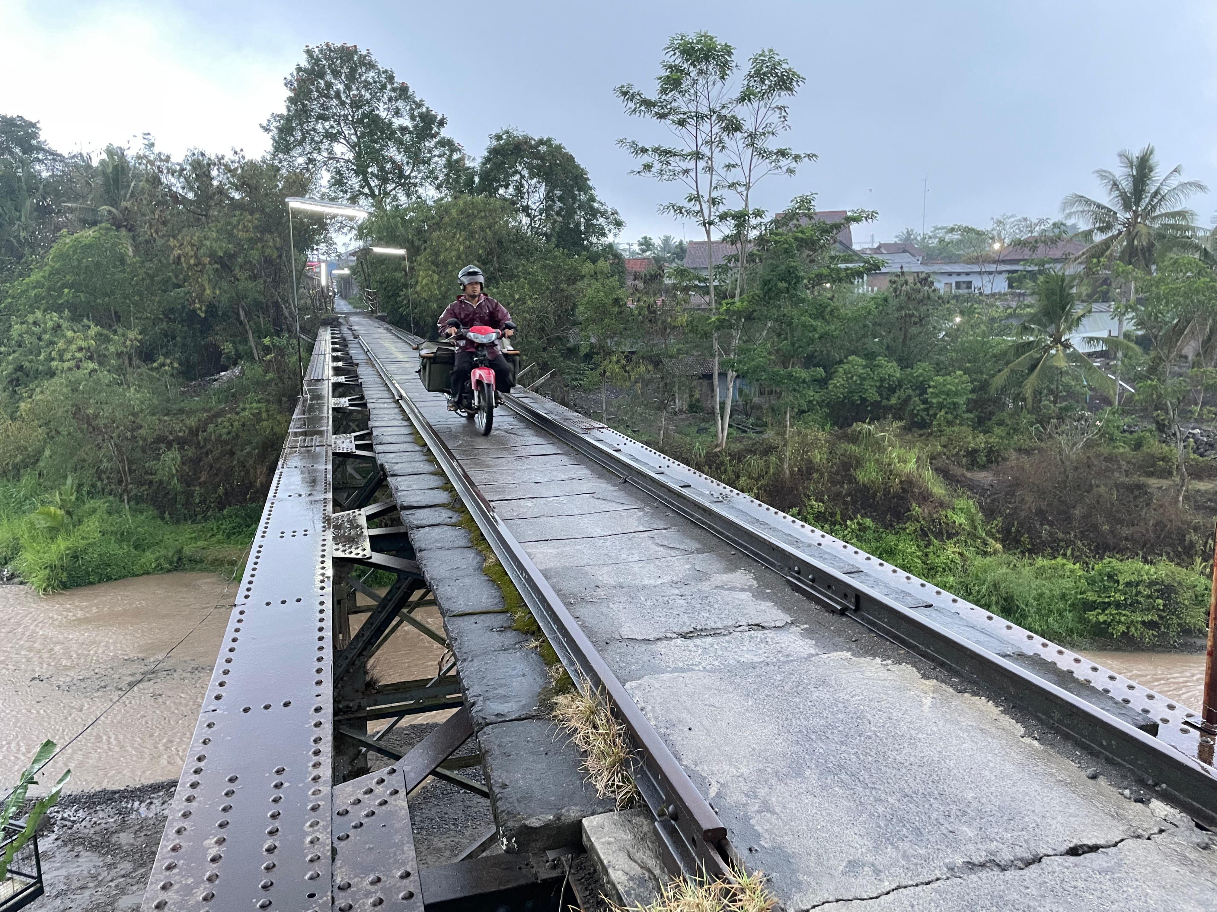 Potret warga yang sedang melintasi  bekas jembatan rel kereta api di atas Kali Pabelan tahun 2025