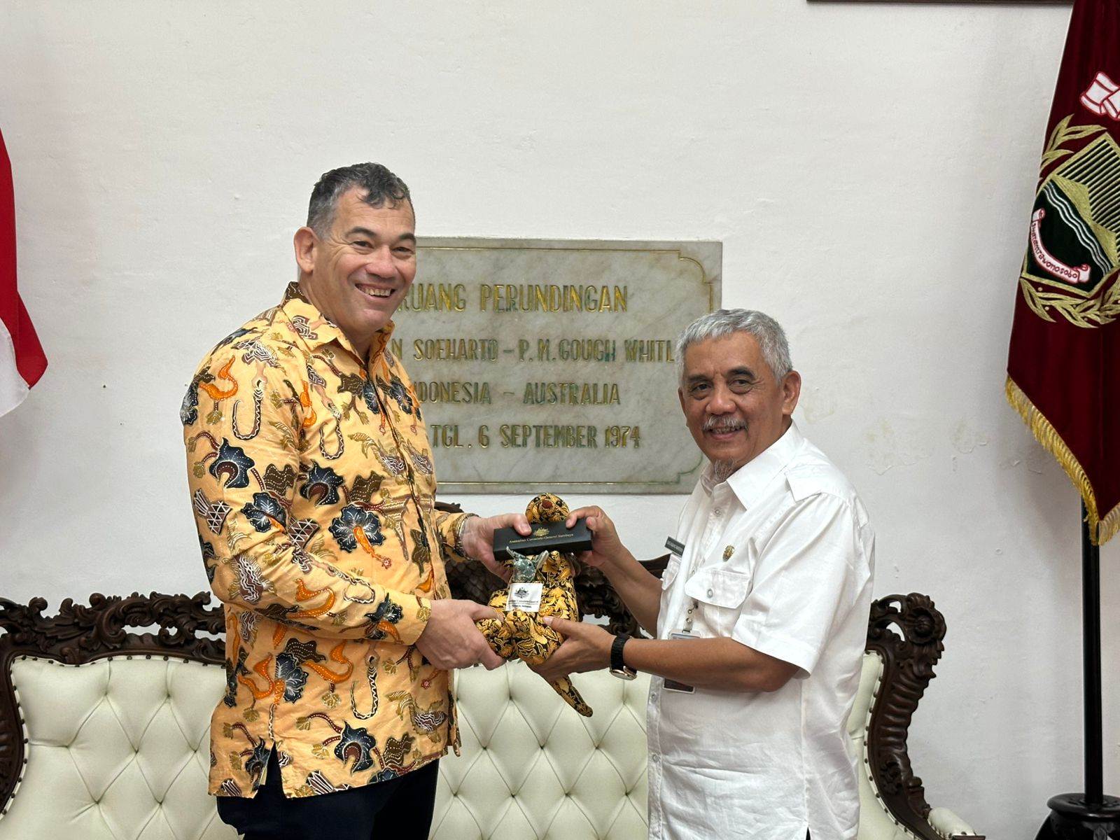 Konsul Jenderal Australia di Surabaya Mr Glen Askew bertukar cinderamata dengan Sekda Wonosobo One Andang Wardoyo, Rabu (28/8/2025).