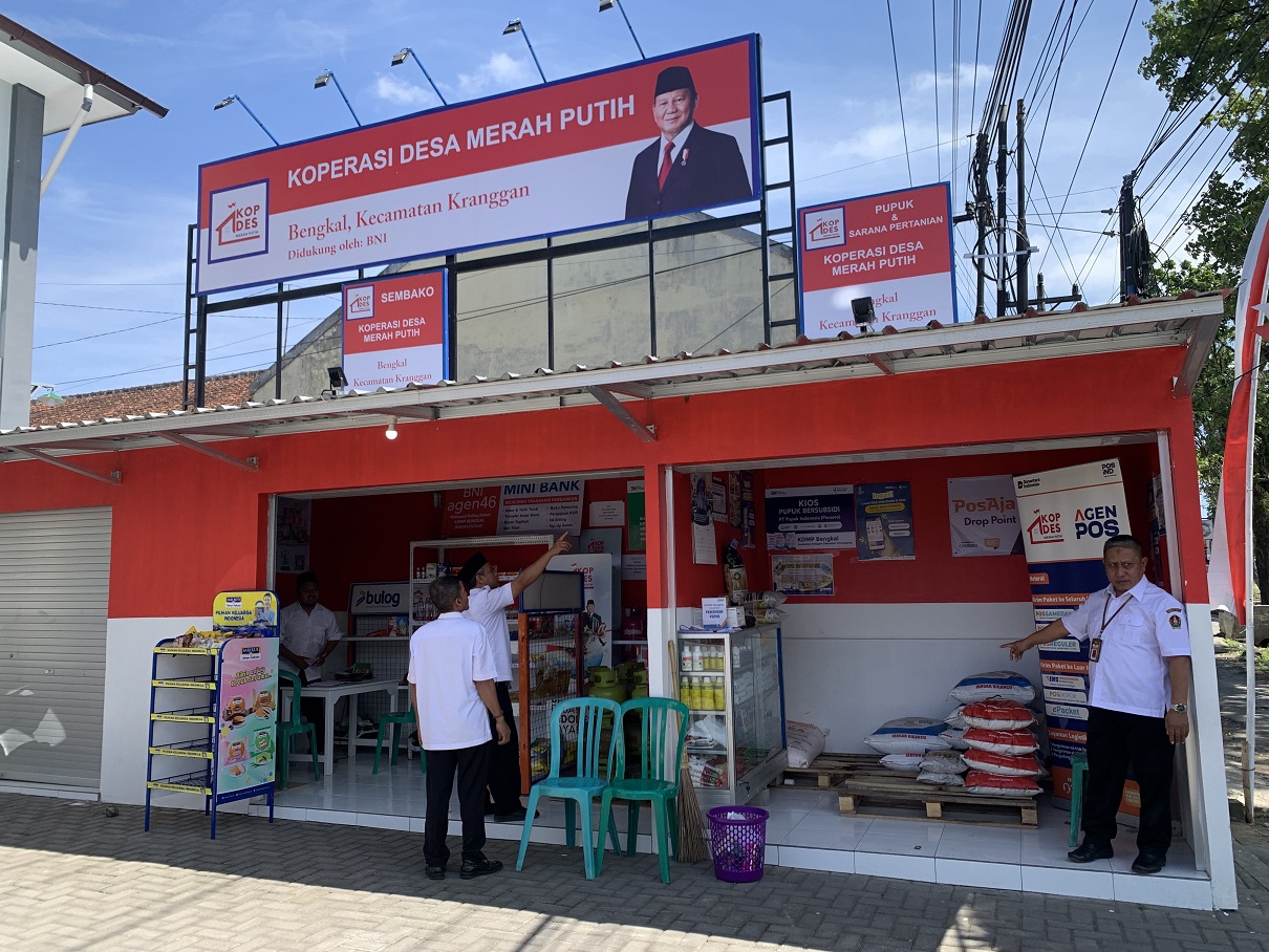 Aktivitas KDMP Bengkal di Kecamatan Kranggan terlihat gerai-gerai yang tengah dibuka oleh petugas.
