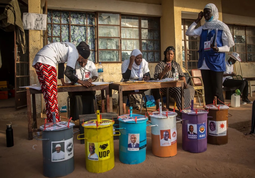 Sistem pemilu menggunakan media kelereng di Gambia