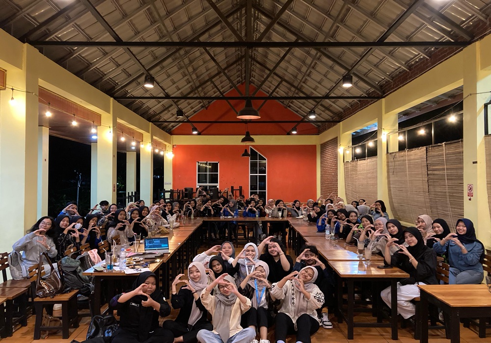 Anggota SAMI Initiative Magelang Batch 3 berfoto bersama dengan pose tangan membentuk huruf