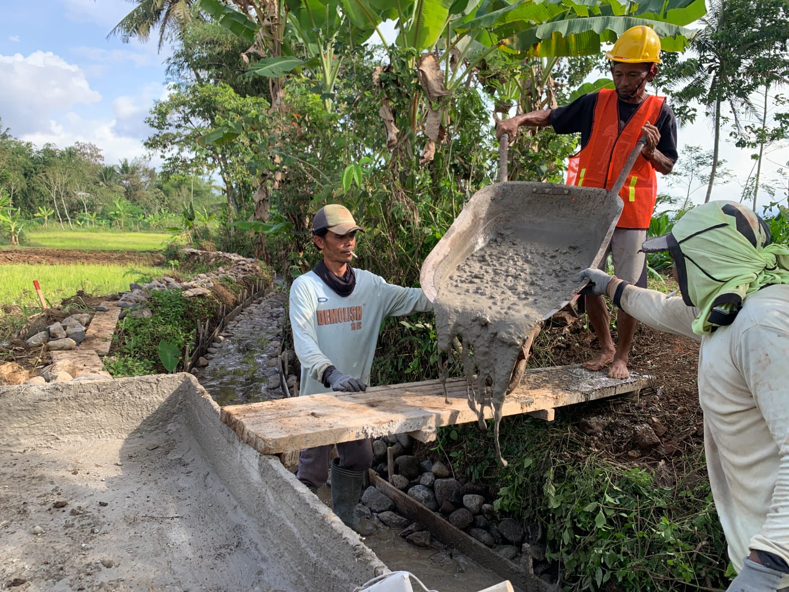 Para pekerja saat membangun daerah irigasi di wilayah Desa Tegowanuh, Kaloran, untuk mendukung produktivitas pertanian.