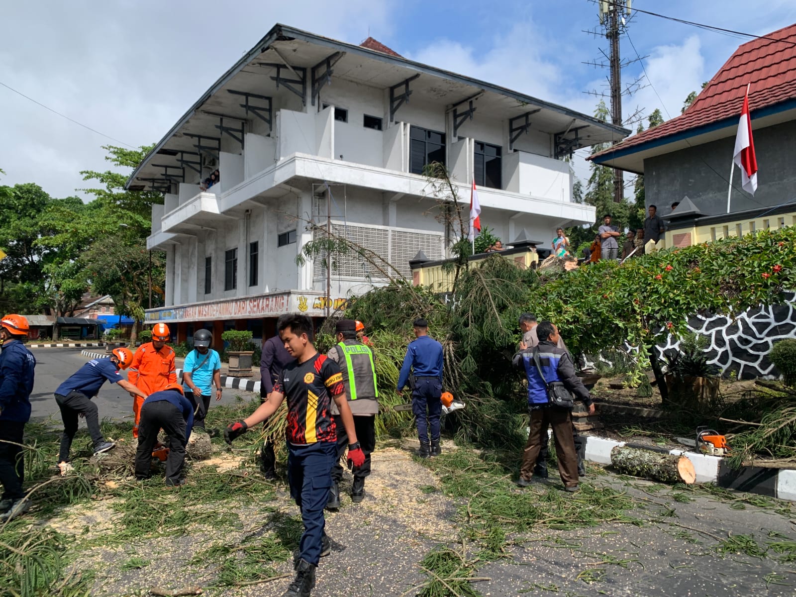 etugas gabungan melakukan evakuasi pohon tumbang di lingkungan kantor Setda Temanggung, Kamis (28/8/2025).