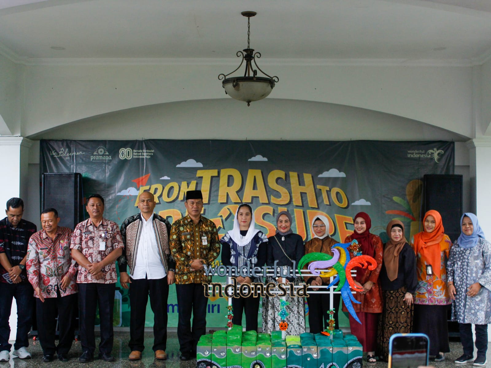 Persembahan monumen logo Wonderful Indonesia yang terbuat dari daur ulang sampah plastik