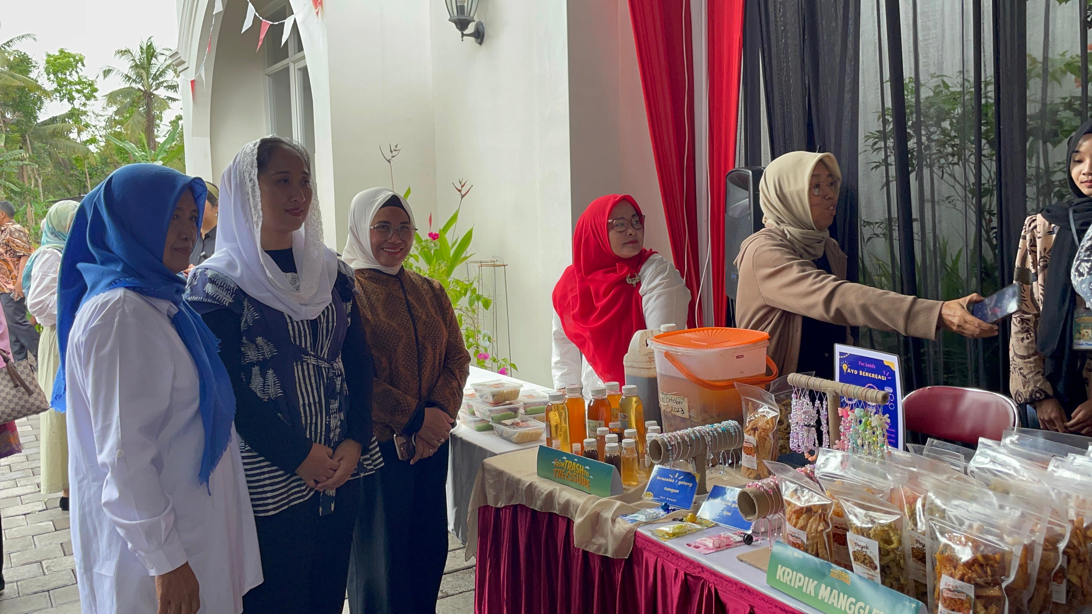Kepala Dekranasda Magelang, Dian Grengseng, sedang melihat-lihat pameran produk-produk kreatif UMKM