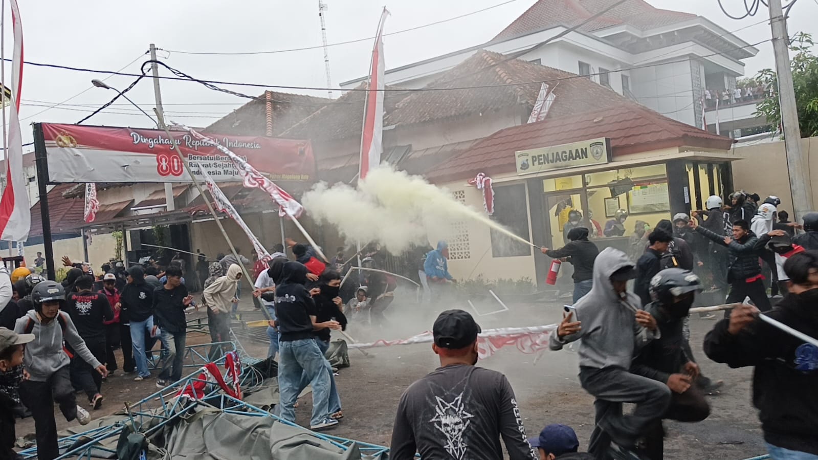 Gas air mata mewarnai aksi massa di halaman Polres Magelang Kota, Jumat (29/8/2025).