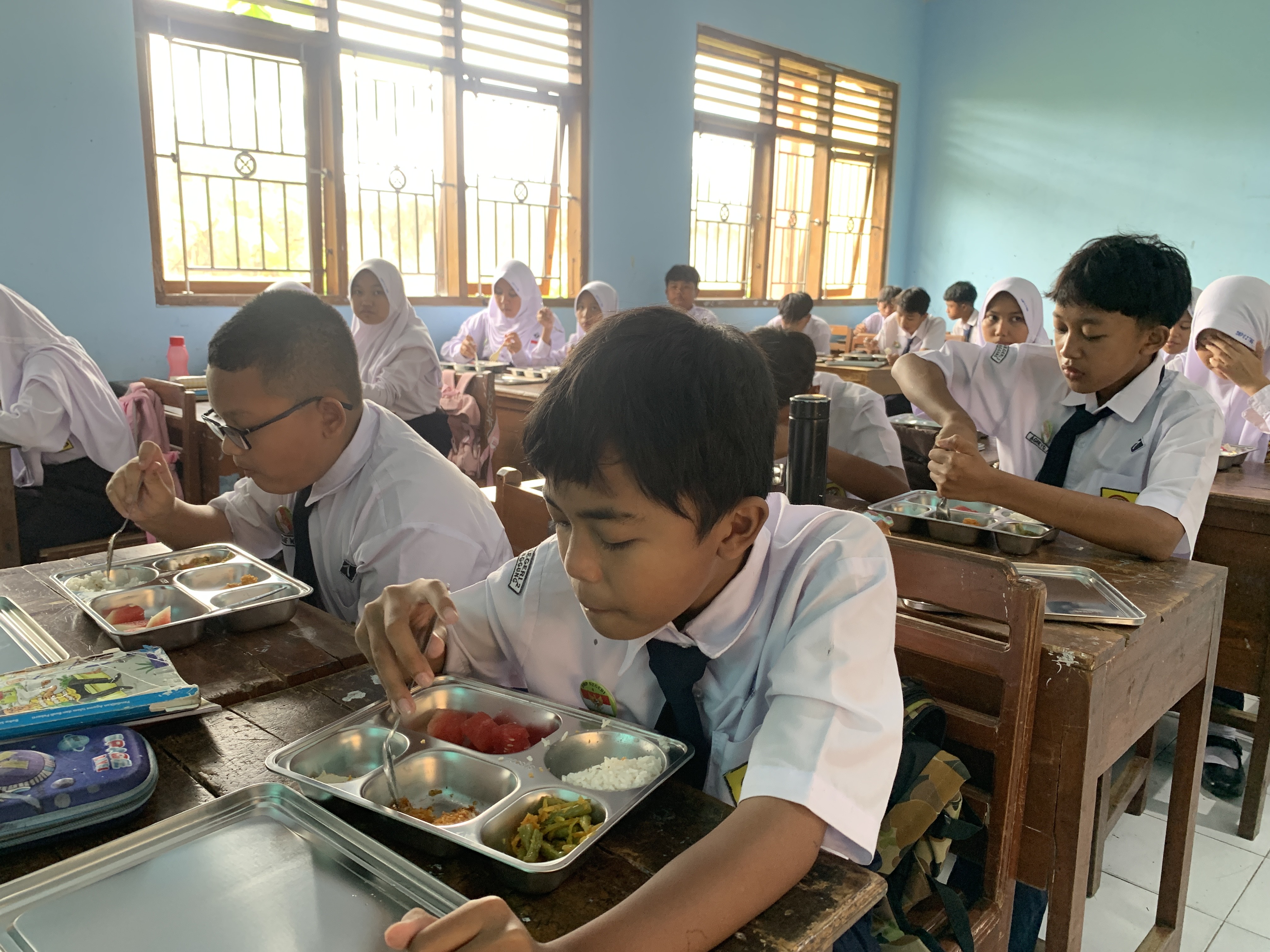 Siswa-siswi di Temanggung tengah menyantap menu MBG yang disajikan.