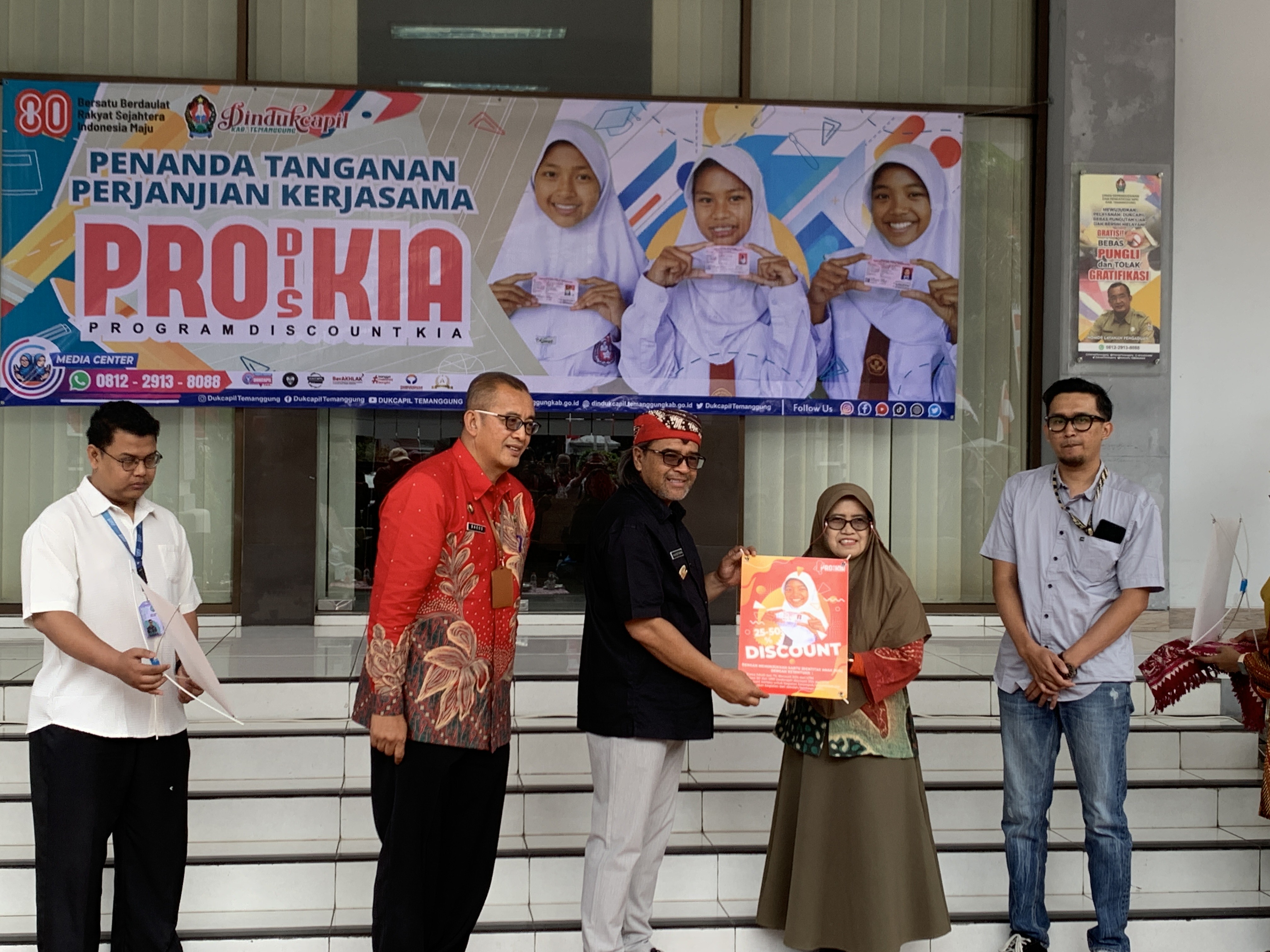 Bupati Temanggung Agus Setyawan meluncurkan program diskon bagi anak yang memiliki KIA dengan mitra di Temanggung, Jumat (29/8/2025).