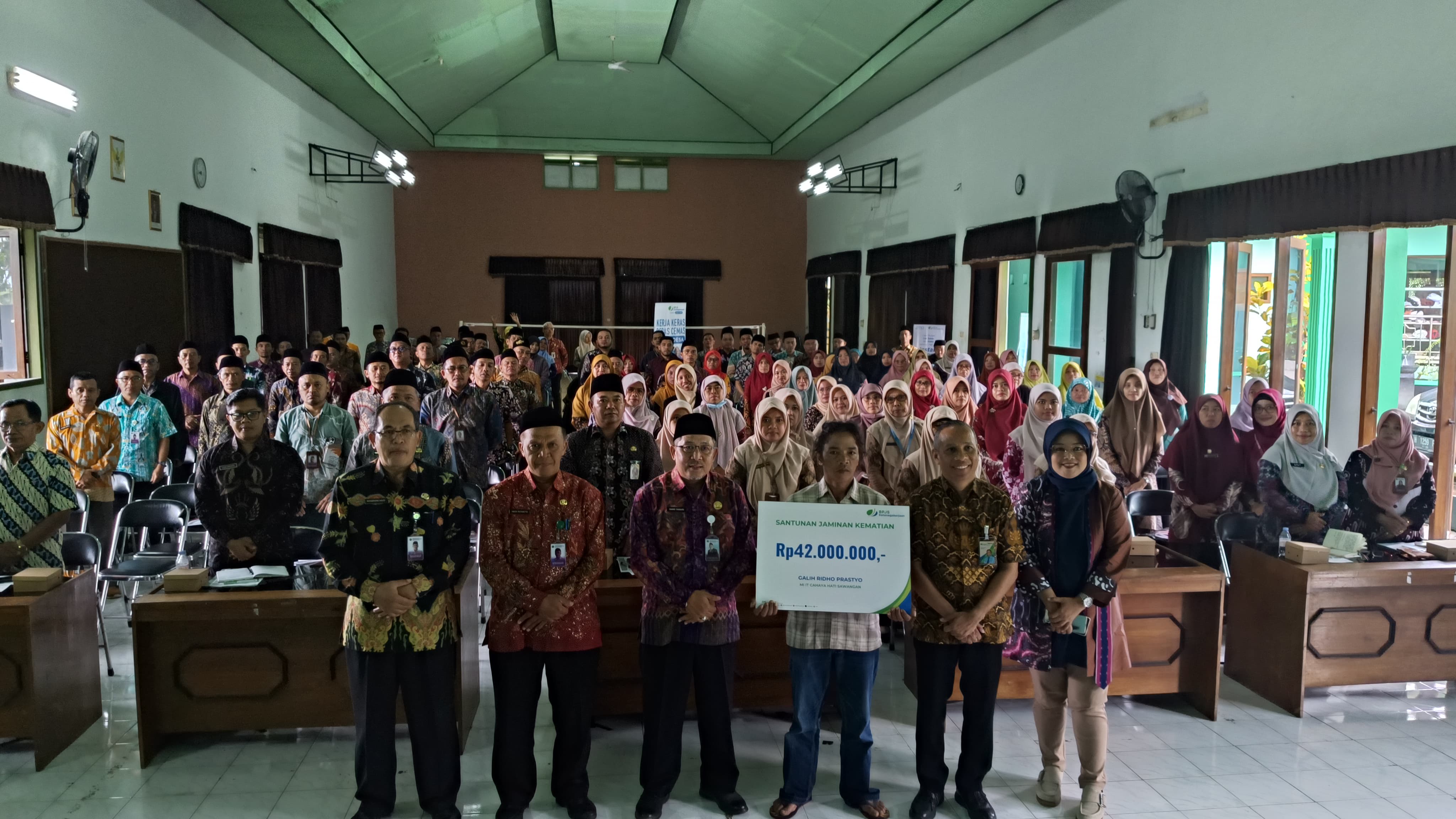 Kepala BPJS Ketenagakerjaan Magelang Verry Khristoforus Boekan menyerahkan santunan kematian kepada ahli waris tenaga pendidik/kependidikan di bawah naungan Kemenag Kabupaten Magelang, Kamis (28/8/202
