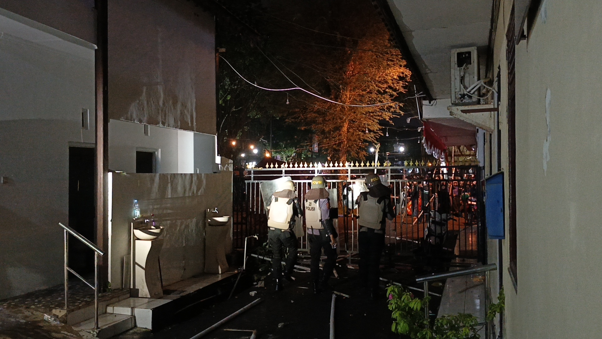 Suasana demo pada Jumat malam (29/8/2025) di depan mako Polres Magelang Kota.