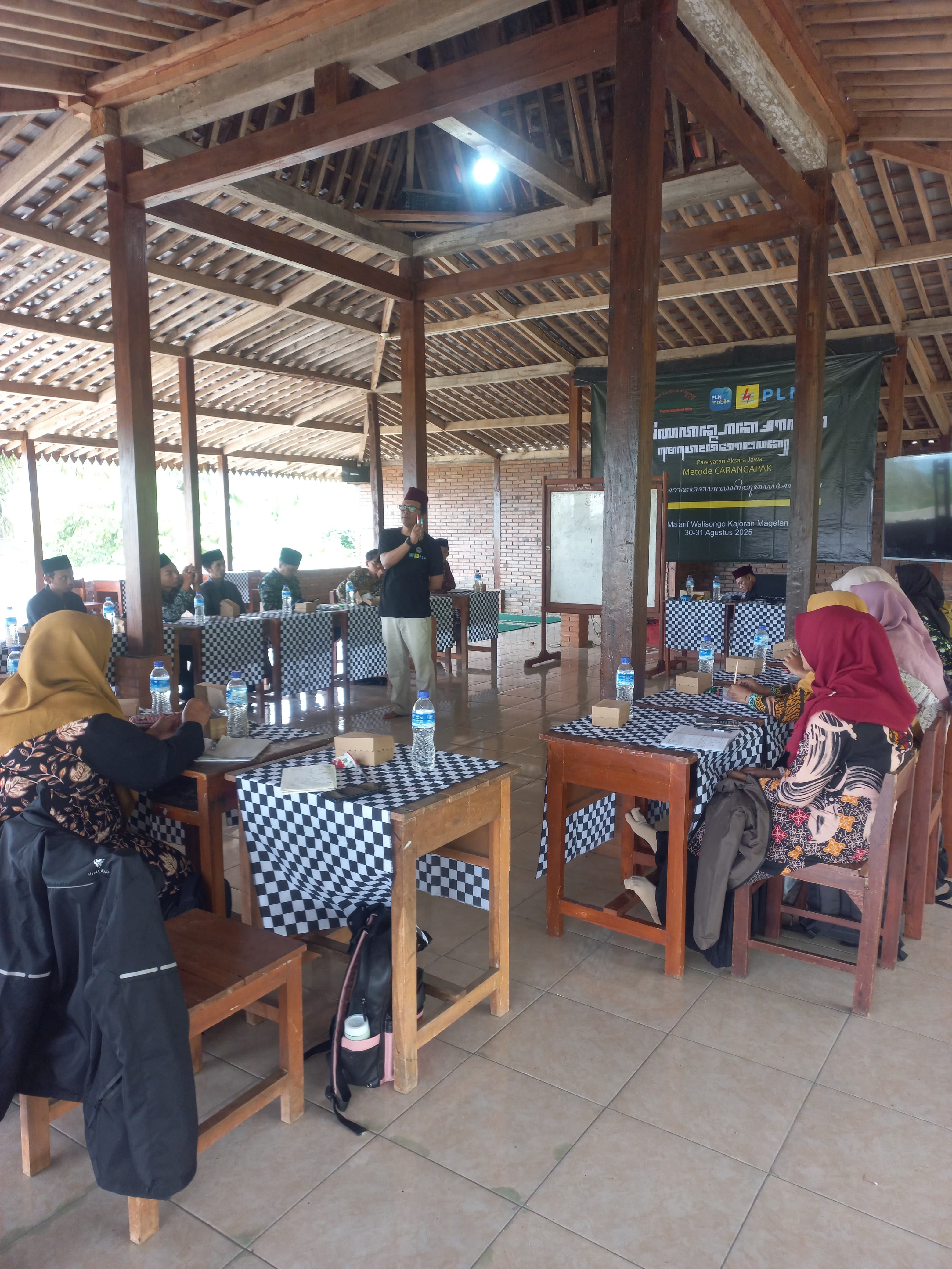 Pawiyatan aksara Jawa metode Cara Ngapak yang diadakan di SMK Maarif Walisongo, Kajoran Kabupaten Magelang Sabtu- Minggu (30-31/8/2025).