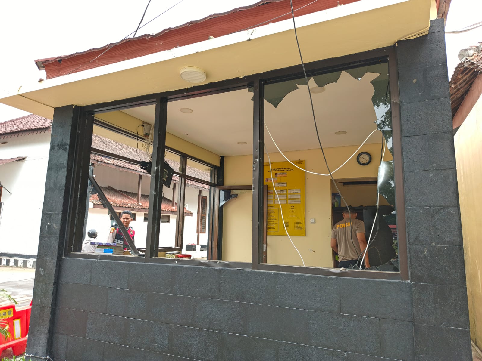 Pos penjagaan Polres Magelang Kota rusak akibat tindak anarkis pengunjuk rasa Jumat (29/8/2025).