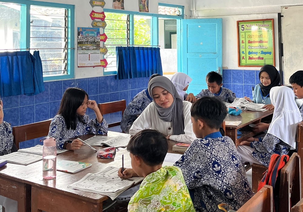 Siswa-siswi SD Negeri Gelangan 1 sedang belajar Bahasa Inggris bersama relawan SAMI Inititative.