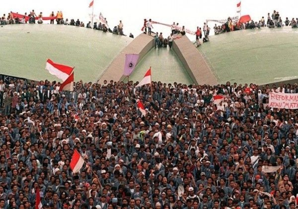 Mahasiswa menduduki gedung MPR/DPR saat demo besar 1998