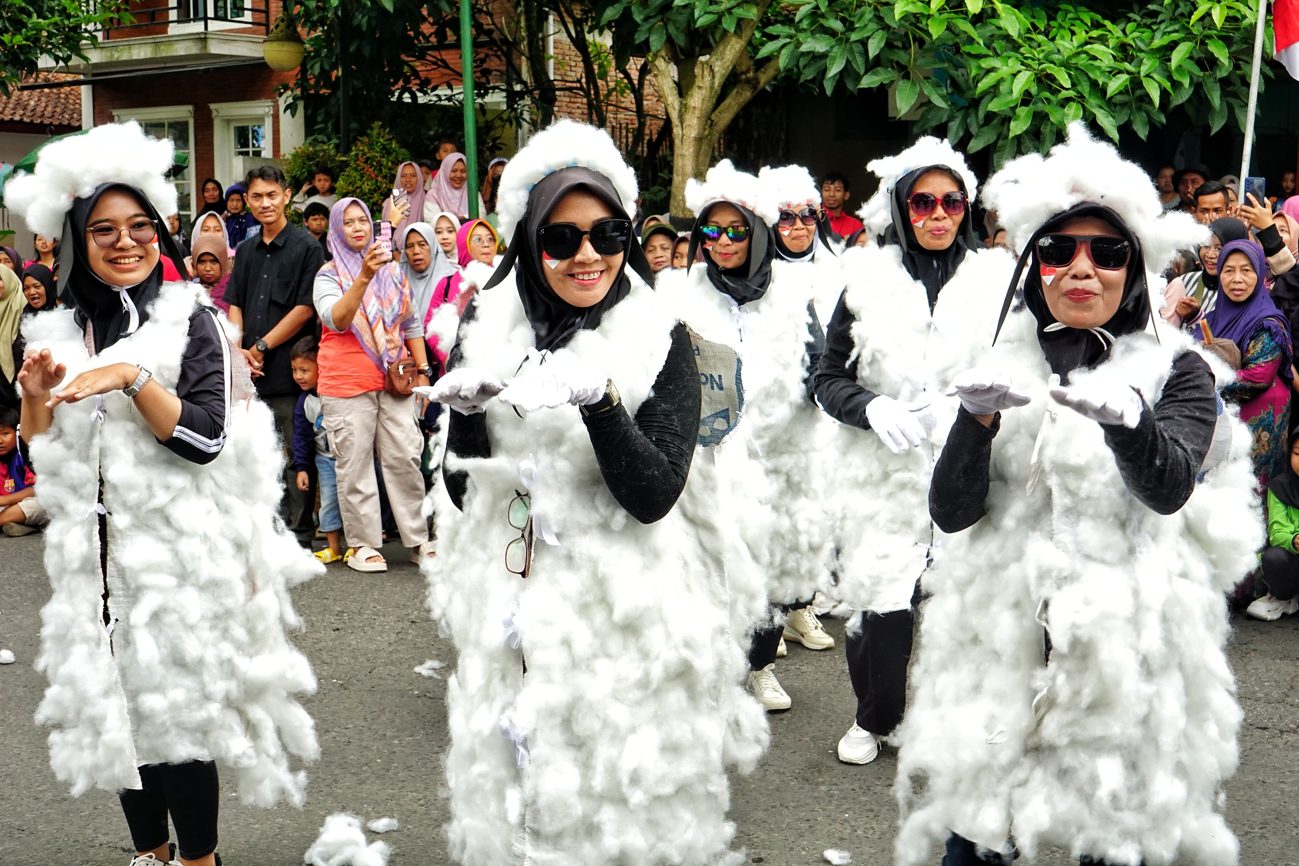 Peserta Karnaval Budaya tingkat Kecamatan Tegalrejo yang digelar di Jalan Magelang-Kopeng, Sabtu (30/8).