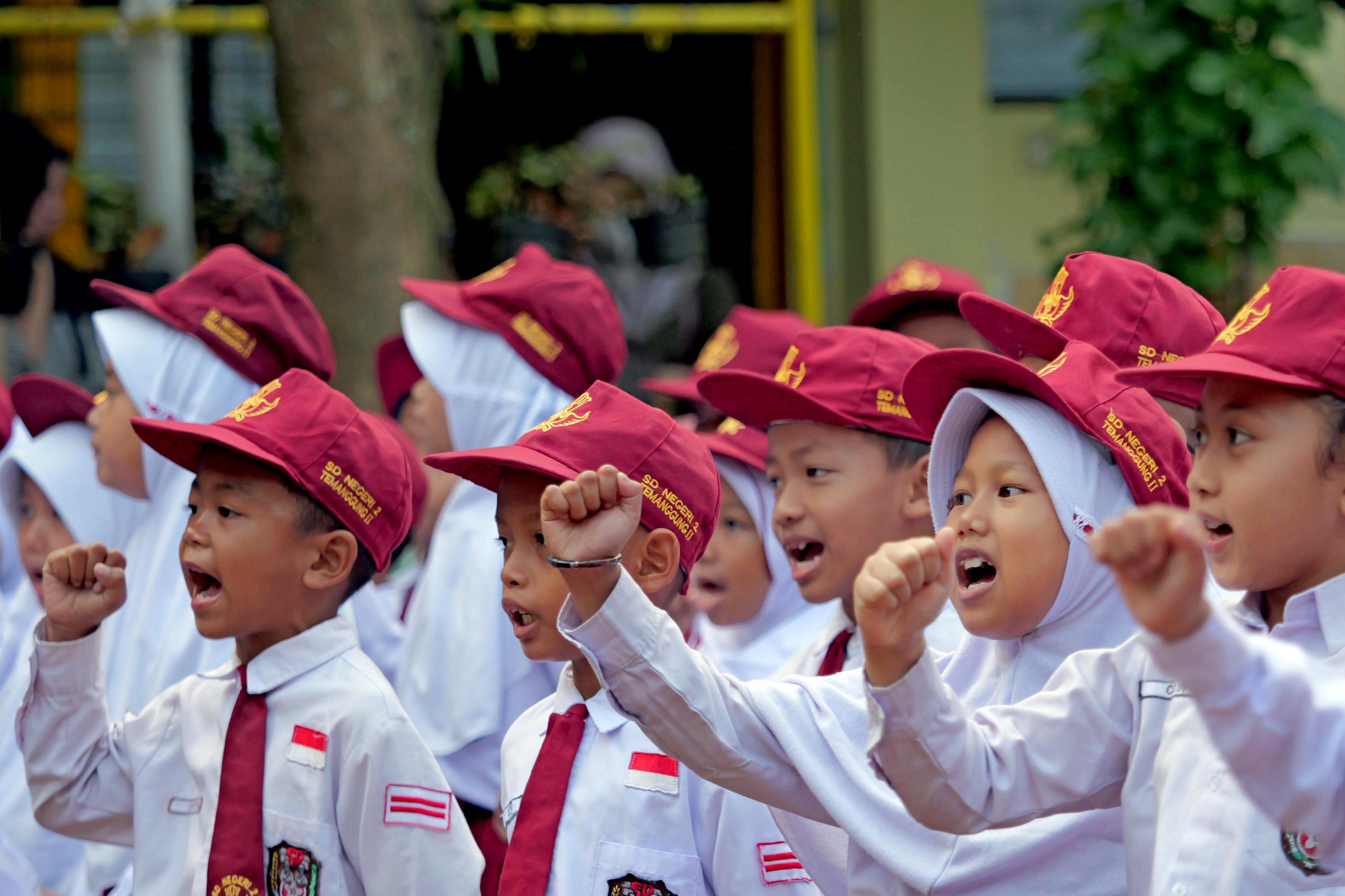 Siswa SD di Temanggung. Semula siswa semua jenjang pendidikan akan diadakan PJJ pada Senin 1 September 2025. Namun kebijakan itu dibatalkan.