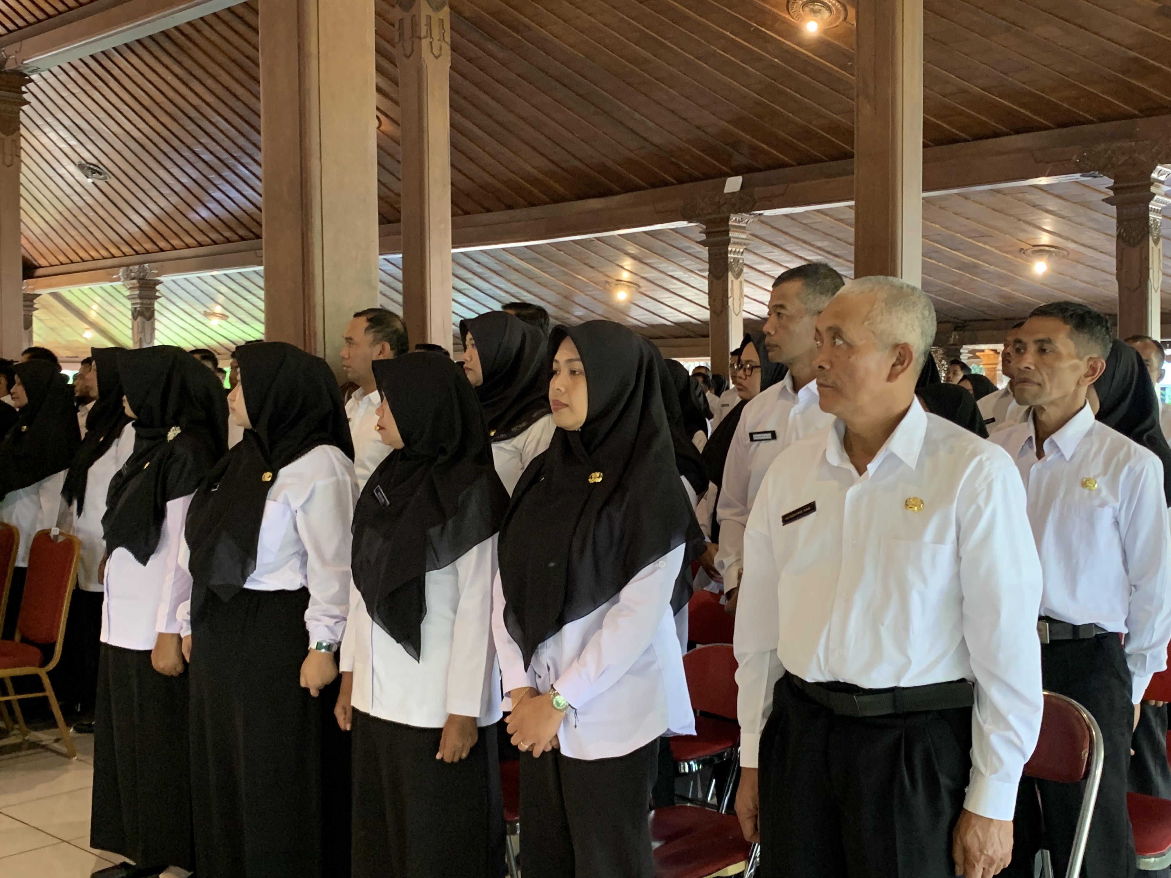 PPPK di Temanggung saat menerima SK kepegawaian dari pemerintah daerah.