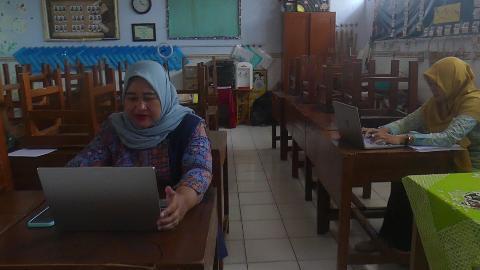 Guru SD di Temanggung memantau siswa dalam pembelajaran daring di sekolah, Senin (1/9/2025).