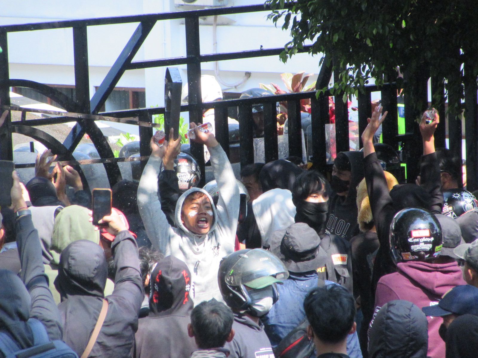 Aksi massa berusaha merangsek masuk ke gedung DPRD Temanggung, Senin (1/9/2025) sore.