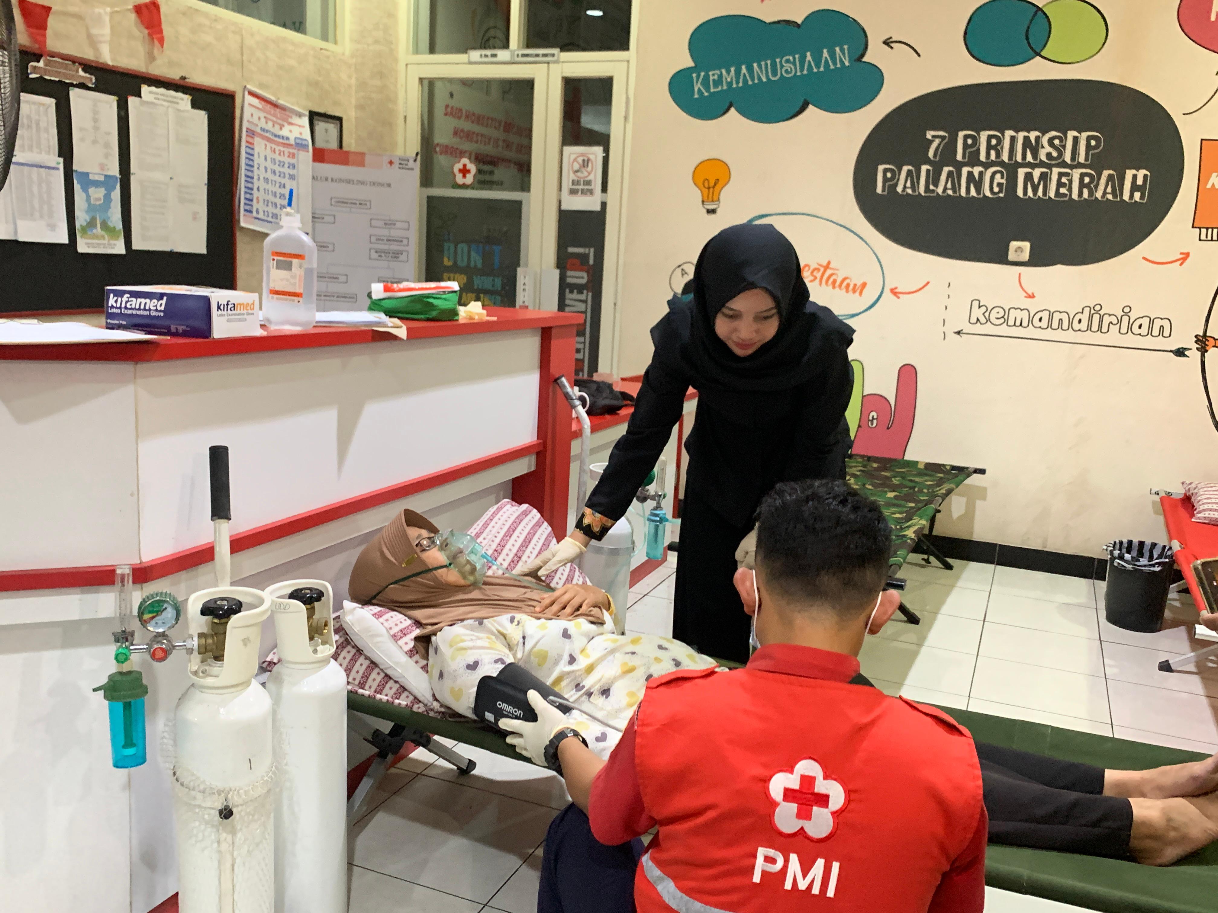 Wabup Temanggung drg Nadia Muna saat memeriksa kondisi warga yang terkena efek gas air mata di PMI Temanggung.