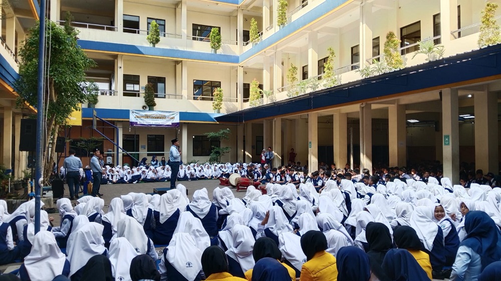 Kepala SMP Mutual Kota Magelang Ahmad Haryanto memberikan sambutan di depan ratusan siswa.