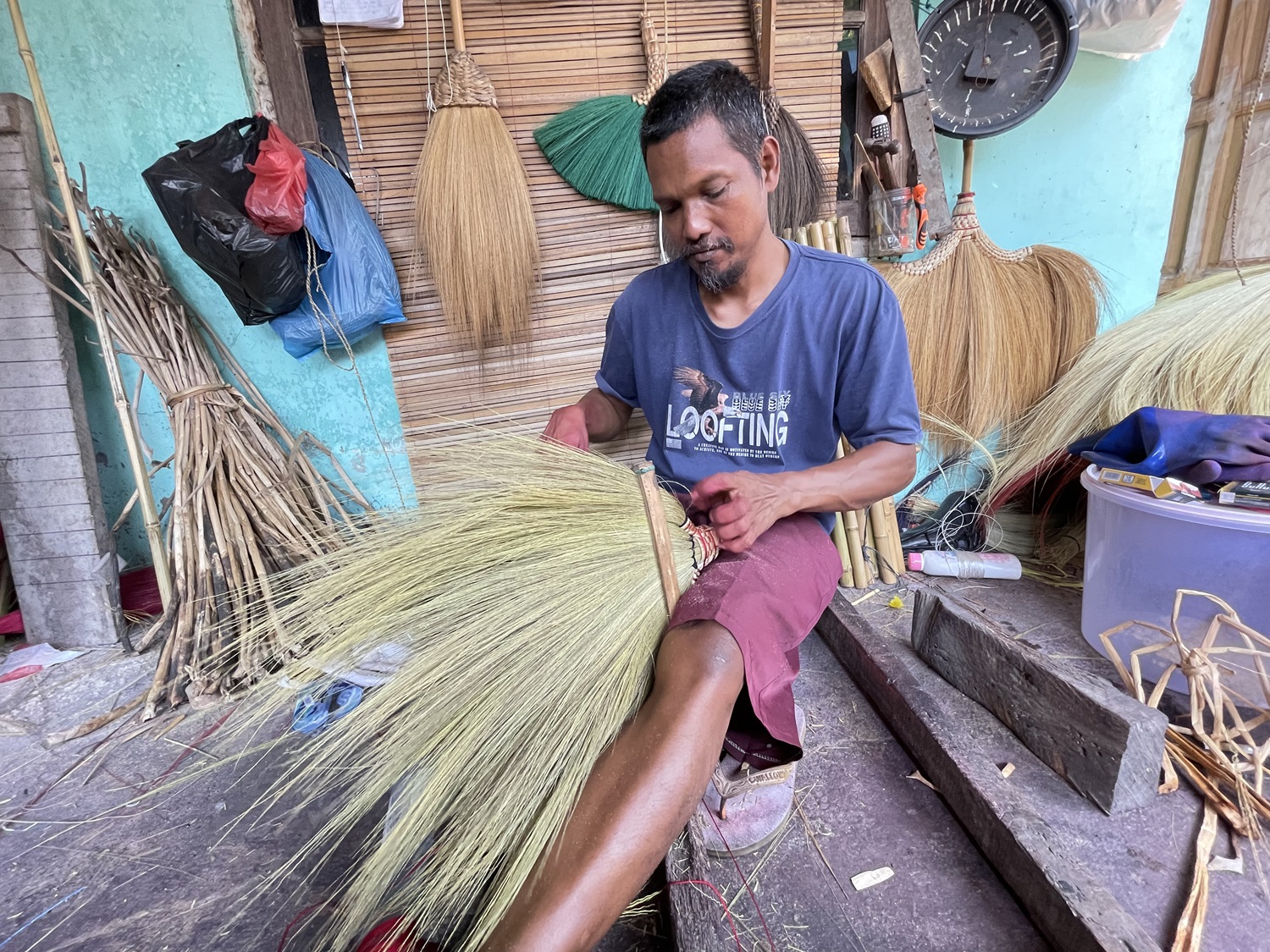 Seorang pengrajin menyelesaikan pembuatan sapu rayung di Dusun Keprekan, sentra kerajinan sapu di Magelang