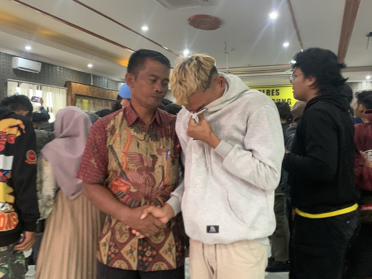 Peserta aksi demo dijemput orang tuanya di Mapolres Temanggung. Mereka diwajibkan minta maaf dan sungkem pada orang tuanya.