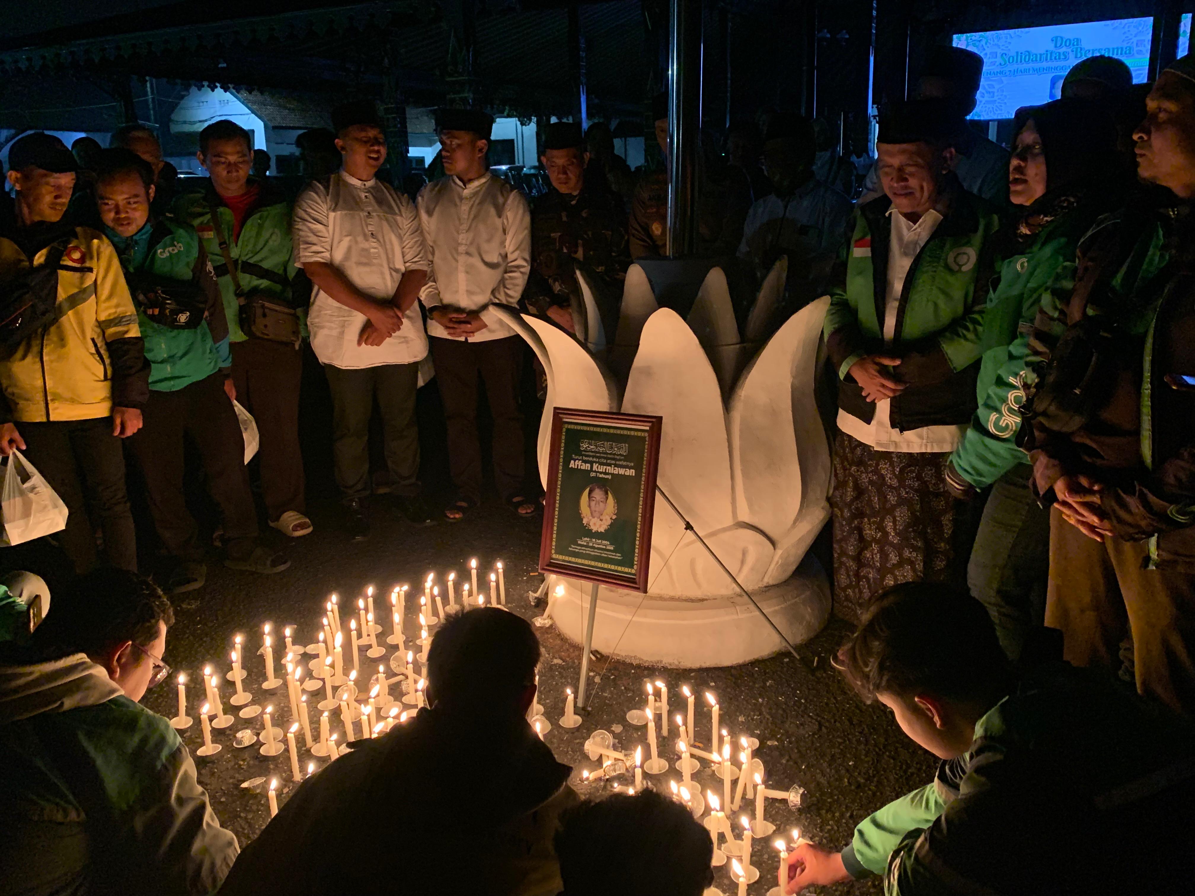 Doa bersama yang disertai penyalaan lilin oleh para driver ojek online di Pendopo Kabupaten Wonosobo, Selasa (2/9/2025) untuk mengenang Affan Kurniawan.