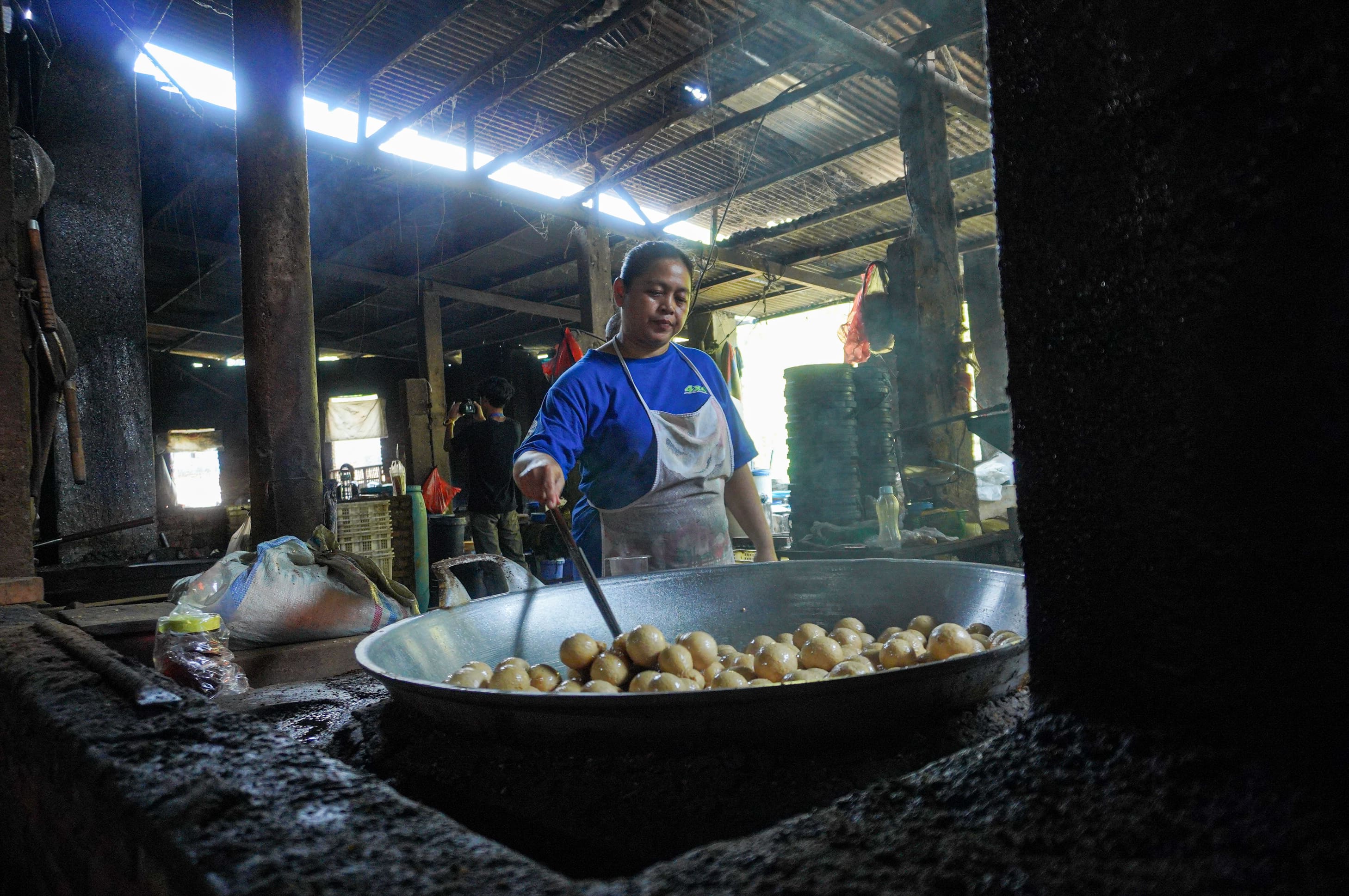 Salah satu aktivitas produksi pada usaha milik Karyaadi