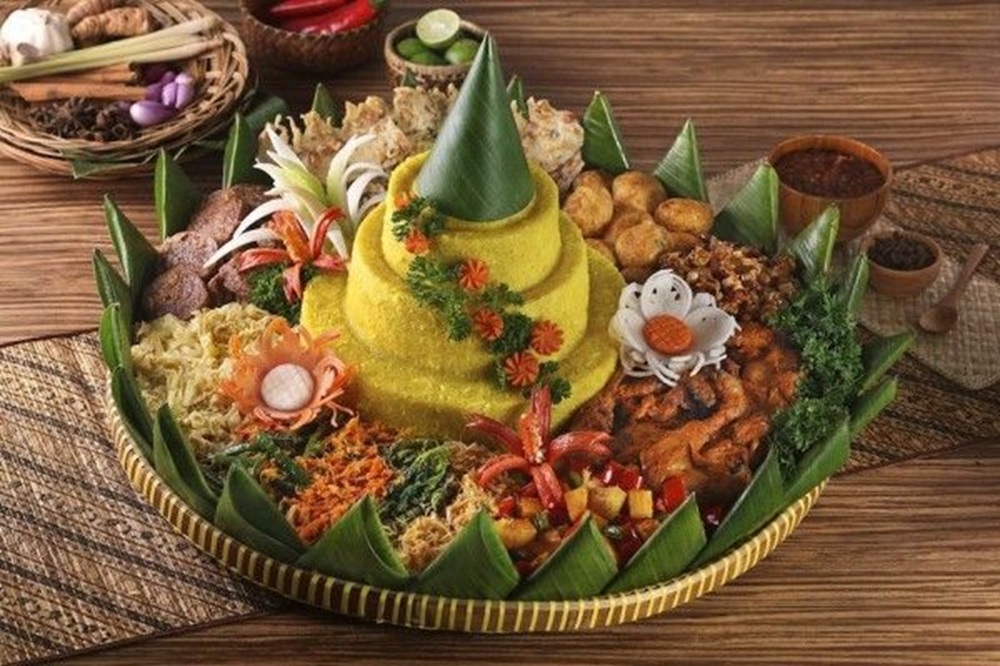 Tumpeng bukan sekadar hidangan tradisional dalam budaya Indonesia, melainkan sebuah simbol yang sarat makna dan nilai filosofi.