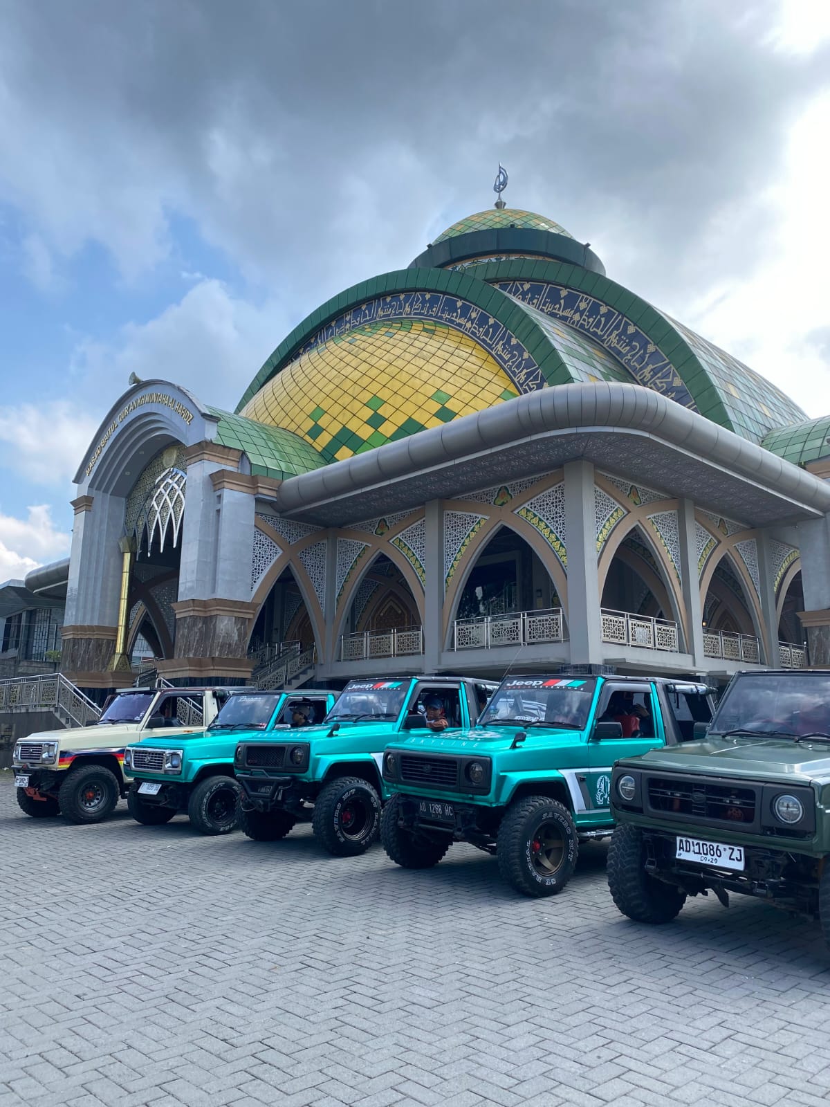Jeep wisata terparkir rapi di salah satu rest area wisata di Wonosobo.