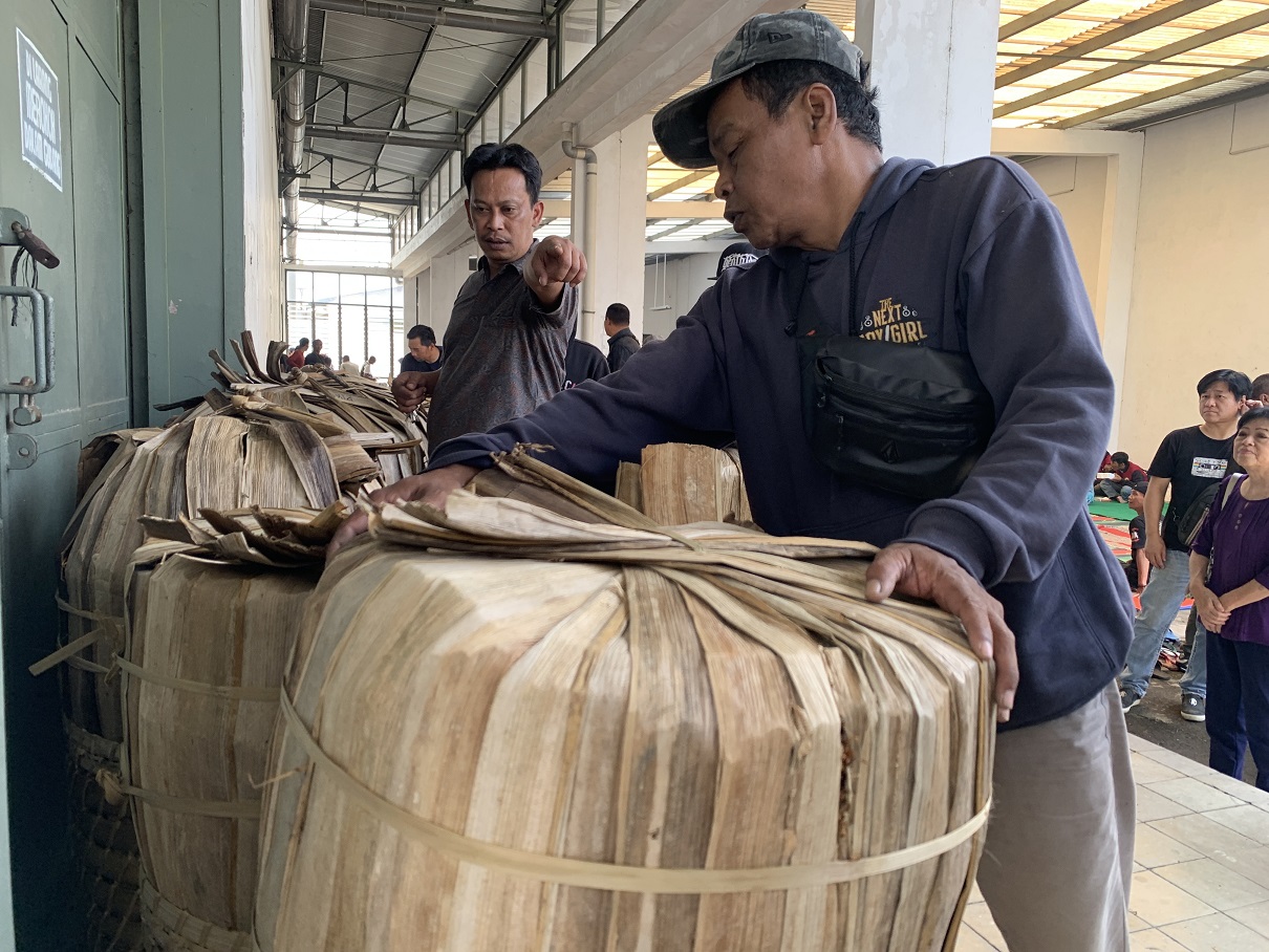 Petani tembakau Temanggung berada di gudang pabrikan. Masa transisi saat ini diharapkan kualitas tetap terjaga.