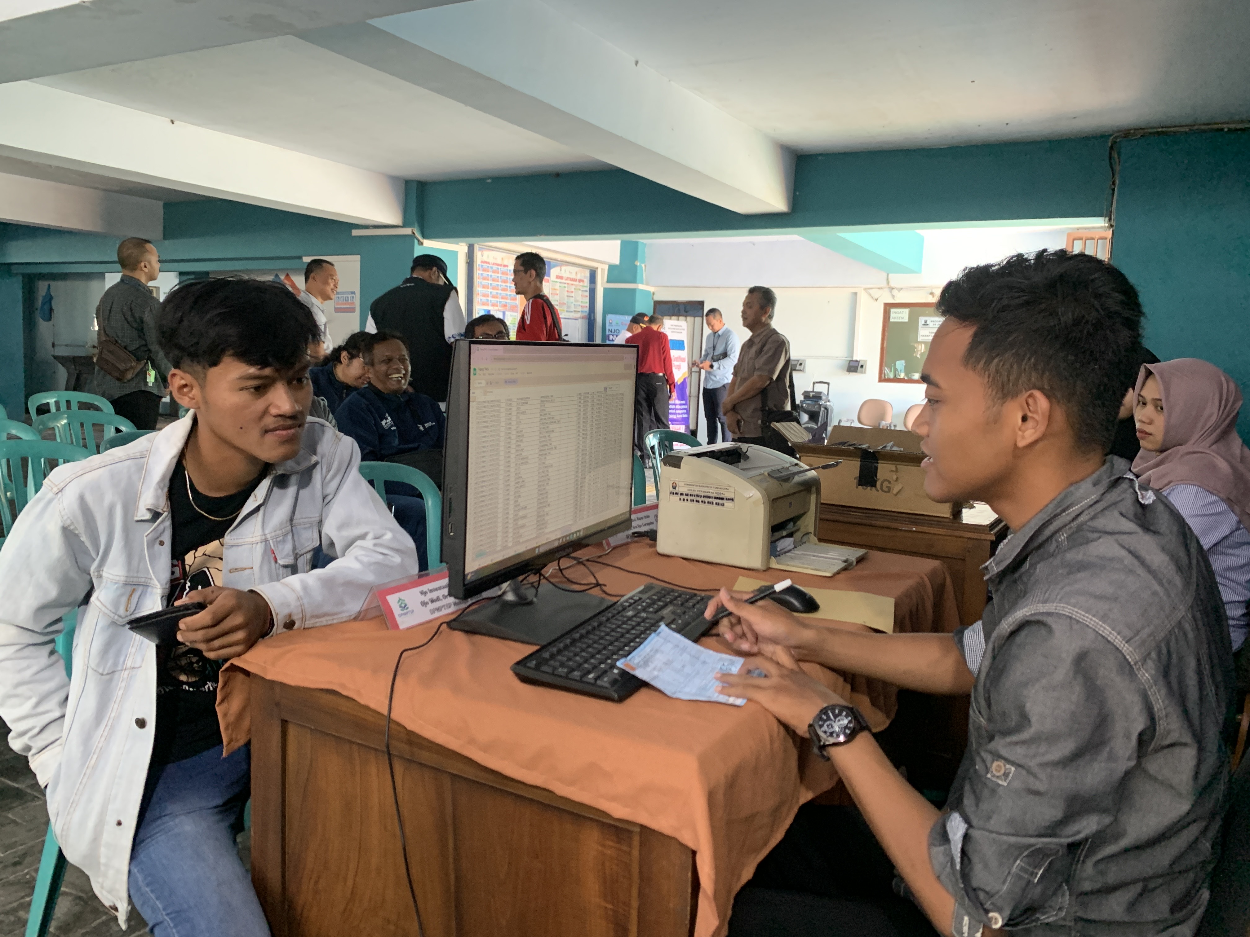 Warga saat mengikuti layanan tilang di MPP Temanggung.