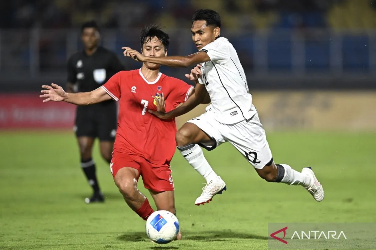 Pesepak bola Timnas U-23 Indonesia Frengky Deaner Missa (kanan) berebut bola dengan pesepak bola Timnas U-23 Laos Khonesavanh Keonuchanh (kiri)