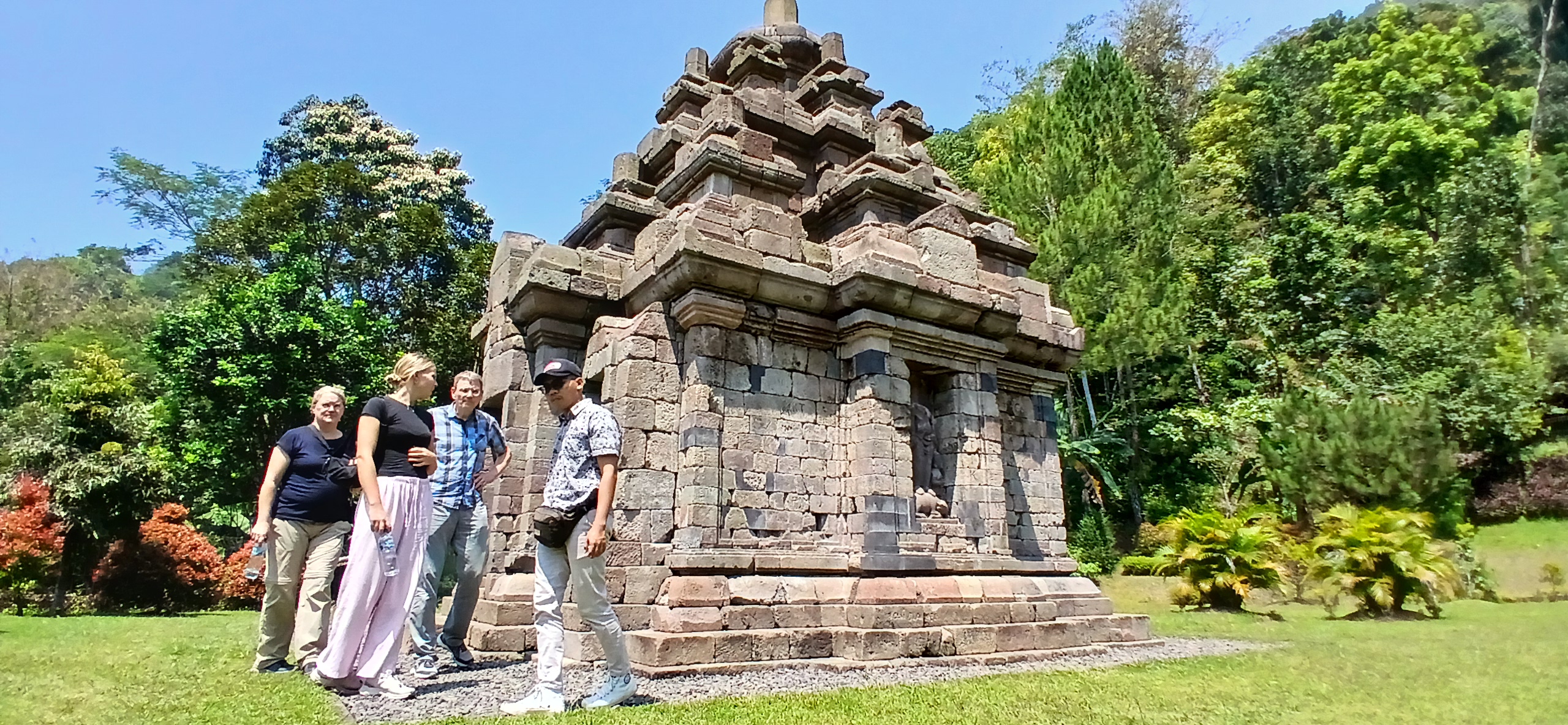 Turis dari manca negara dipandu guide melihat-lihat Candi Selogriyo di Dusun Campurejo, Desa Kembangkuning, Kecamatan Windusari, Kabupaten Magelang, Jumat (5/9/2025).
