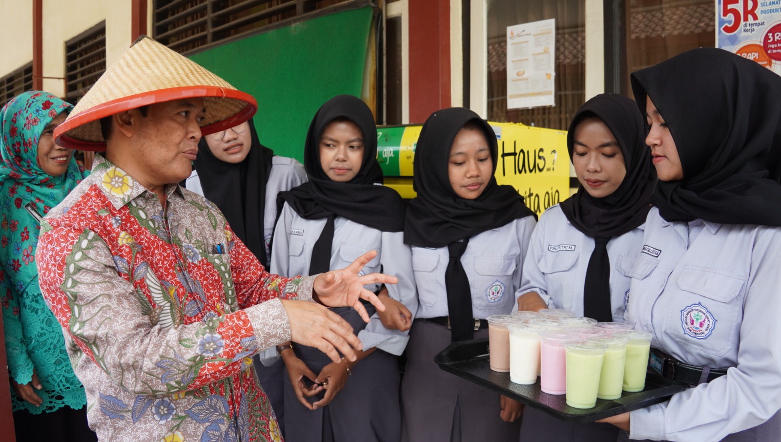 Kepala Badan Pengembangan dan Pembinaan Bahasa (Badan Bahasa), Kementerian Pendidikan Dasar dan Menengah (Kemendikdasmen), Hafidz Muksin, melakukan kunjungan kerja ke SMKN 1 Bawen.