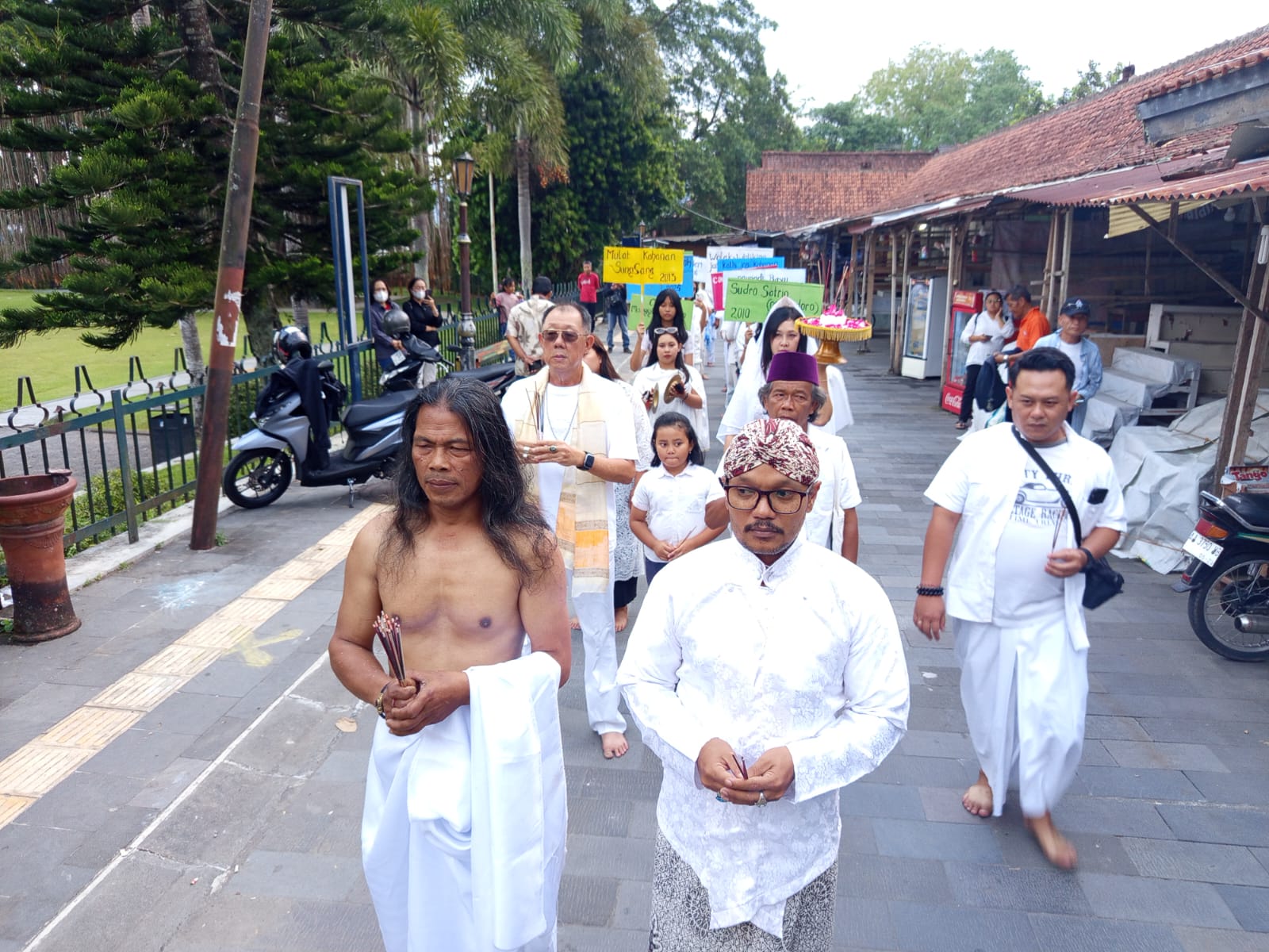 Seniman yang tergabung dalam komunitas Lima Gunung melakukan doa bersama di Candi Mendut, Kabupaten Magelang.