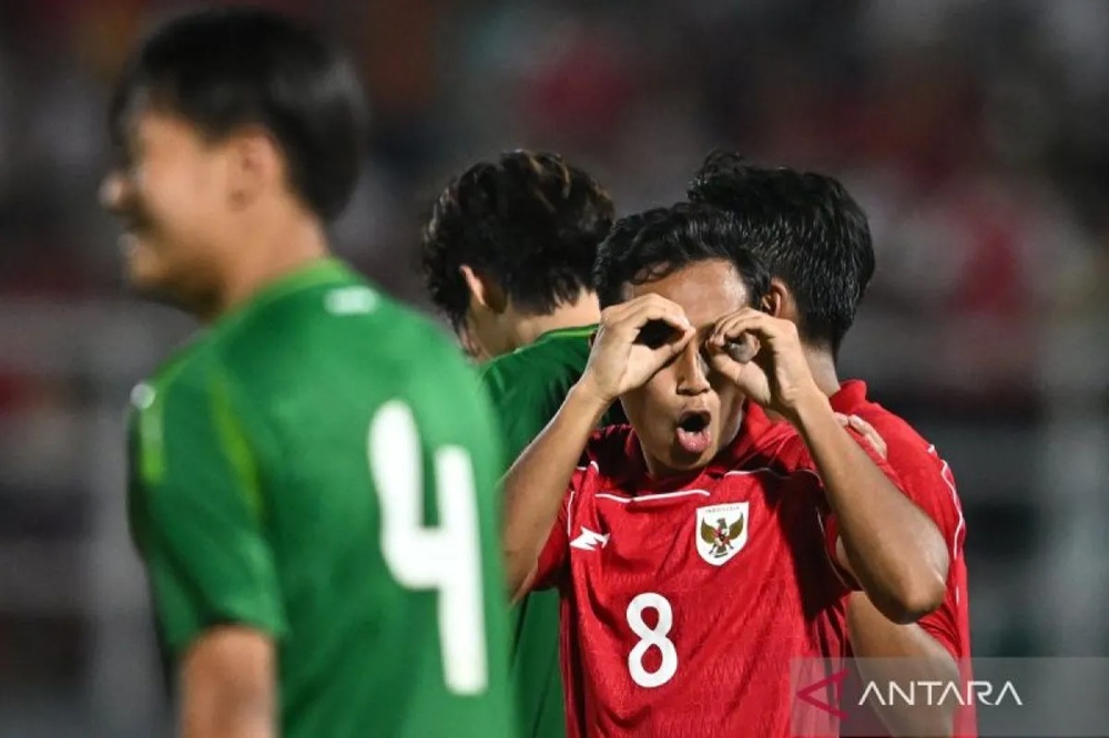 Pesepak bola Timnas Indonesia U-23 Muhammad Rayhan Hannan (kanan) berselebrasi usai membobol gawang Timnas Makau U-23