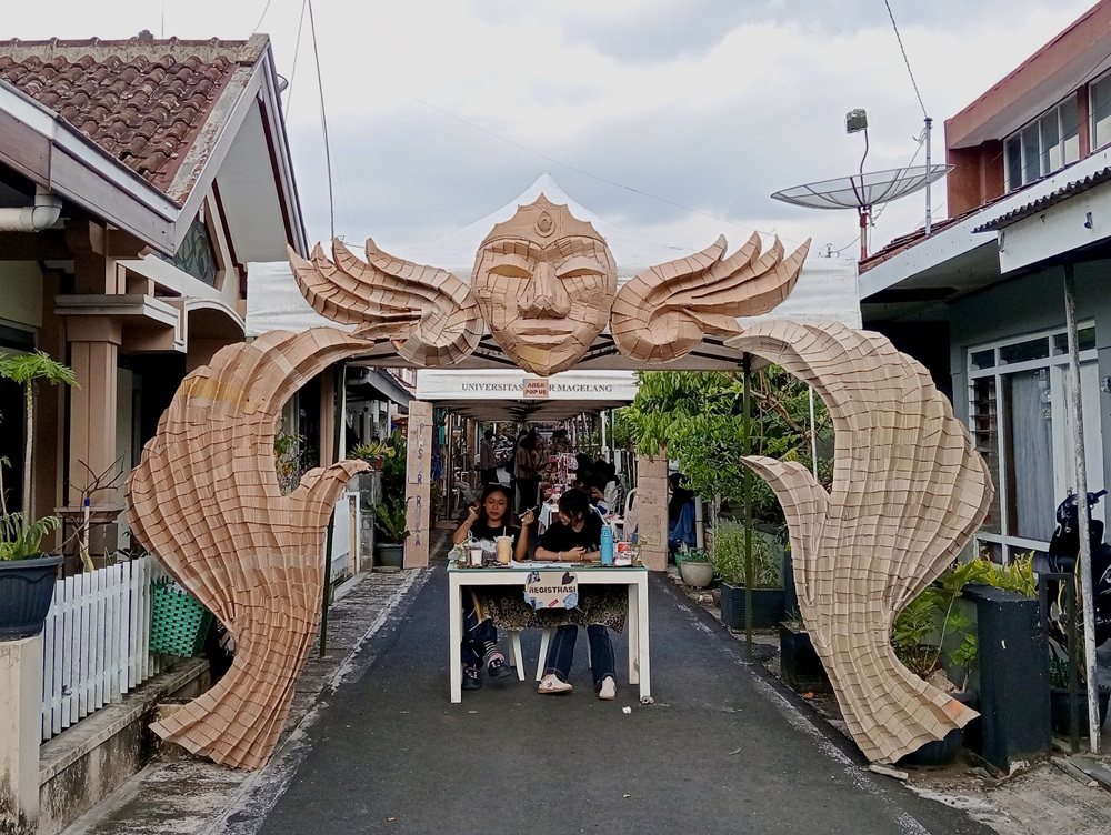 Pintu masuk Pasar Ruka yang dihiasi oleh dekorasi kreatif yang terbuat dari bahan daur ulang