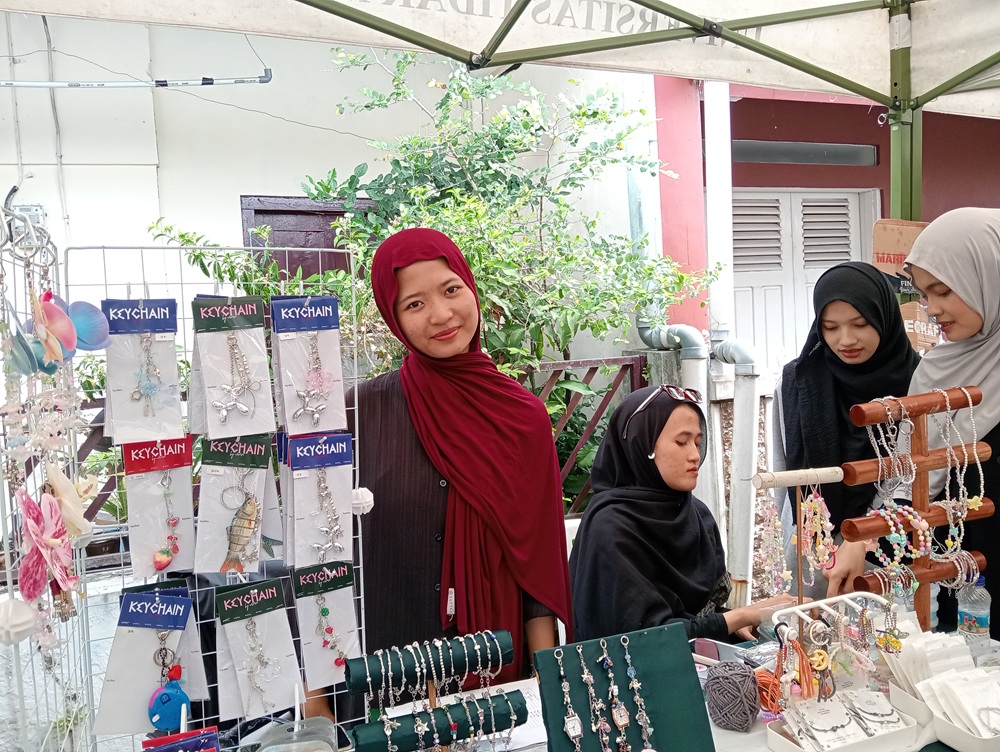 Salma (kerudung merah), pemilik Urora yang membuka tenant di event Pasar Ruka