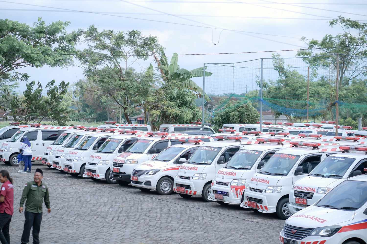 Ratusan relawan yang tergabung dalam Ambulans Desa Gemilang mengikuti Apel Siaga Relawan Ambudes Gemilang ke-14, di GOR Pagersari, Kecamatan Mungkid, Kabupaten Magelang, Sabtu (6/9/2025).
