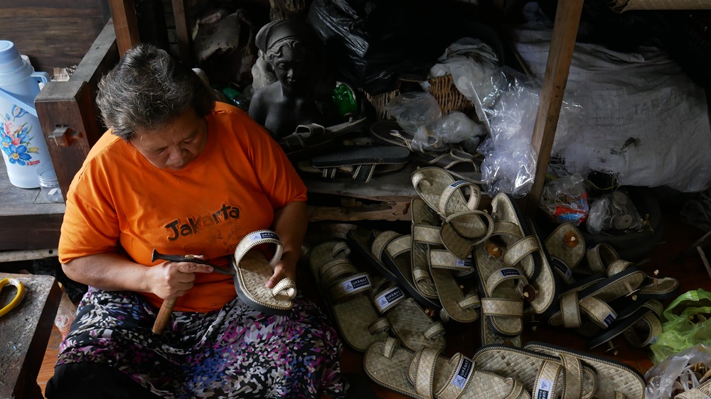 Salah satu perajin di BW Craft sedang memproduksi sandal Upanat