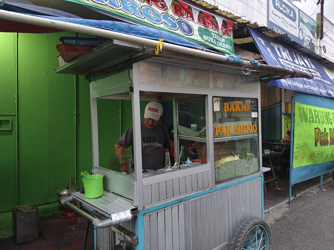 Pak Slamet sedang memasak pesanan Bakmi