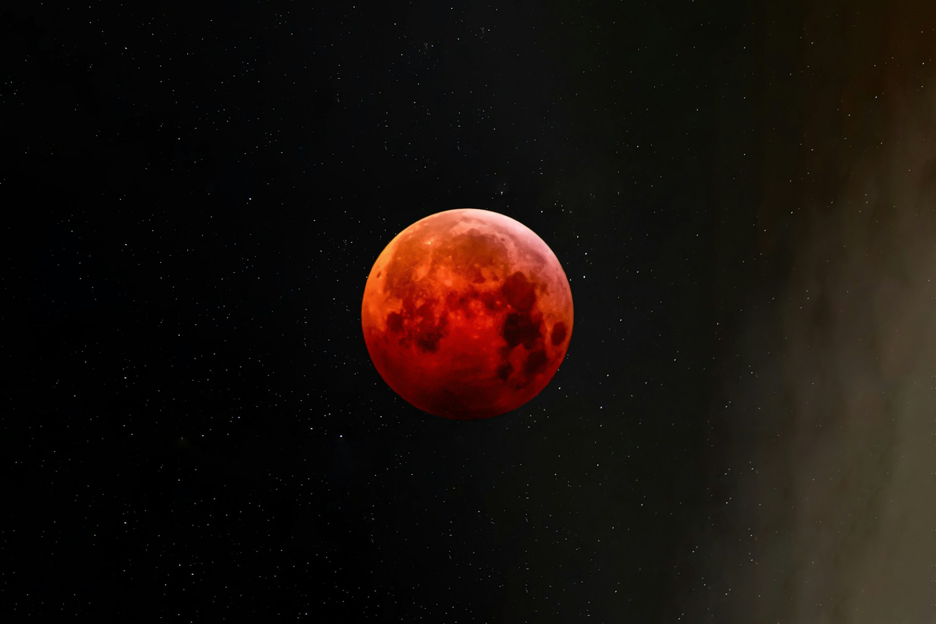 Fenomena gerhana bulan total atau disebut blood moon di malam hari